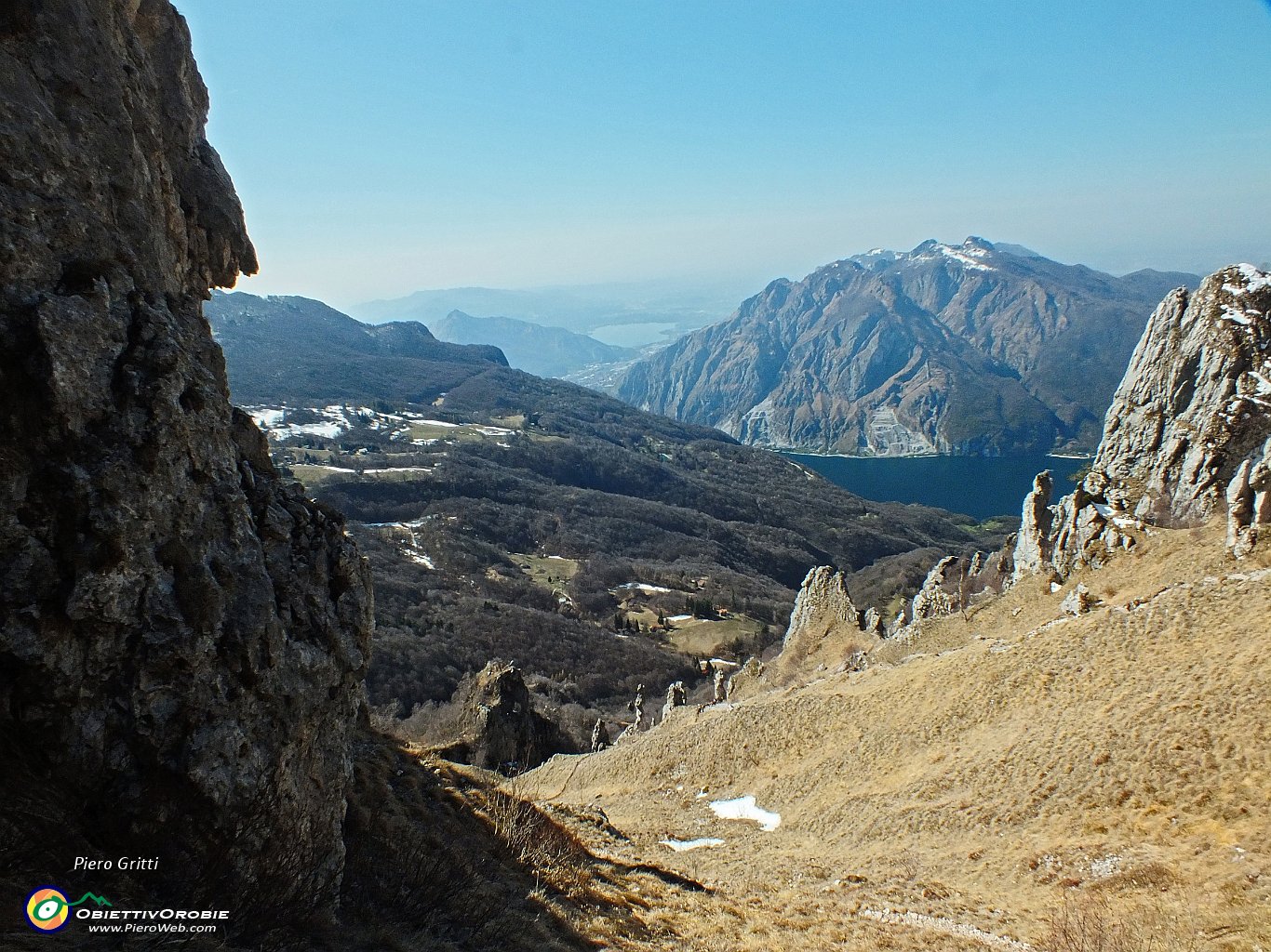 34 verso i laghi di Lecco e di Annone e monti Moregallo e Corni di Canzo.JPG